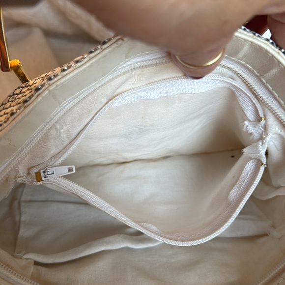 Emp Orr Vintage Elegant White Metal Mesh Tuft front bag with Gold hardware! - Picture 8 of 13